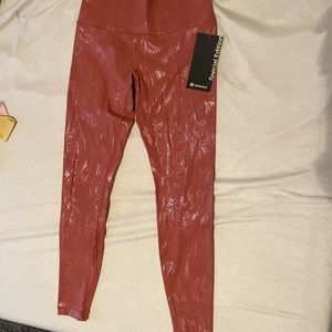 Lululemon leggings in Wunder Under HR 28” Shine.